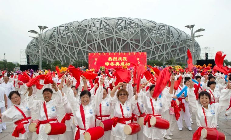 ↑2015年7月31日，市民在北京国家体育场“鸟巢”前庆祝北京携手张家口获得2022年冬奥会举办权。新华社记者谢环驰摄