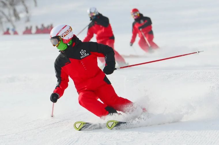 ↑2015年12月8日，游客在河北省崇礼县云顶滑雪场滑雪。2015年7月，北京携手张家口申办2022年冬季奥运会成功的消息传来，举国沸腾。滑雪、滑冰等项目成为很多人冬季的健身选项，冰壶、冰球等“高冷”冰雪体育项目也正被更多中国民众熟悉。新华社记者 朱旭东 摄