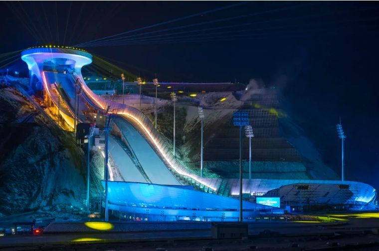 ↑位于河北省张家口市崇礼区的国家跳台滑雪中心别名“雪如意”，是北京冬奥会的主要比赛场馆之一。主体建筑灵感来自中国传统饰物“如意”，实现了建筑设计和中国传统文化的有机结合，也是2022年北京冬奥会张家口赛区工程量最大、技术难度最高的竞赛场馆。这是“雪如意”夜间灯光点亮效果（无人机照片，2020年12月19日摄）。新华社发