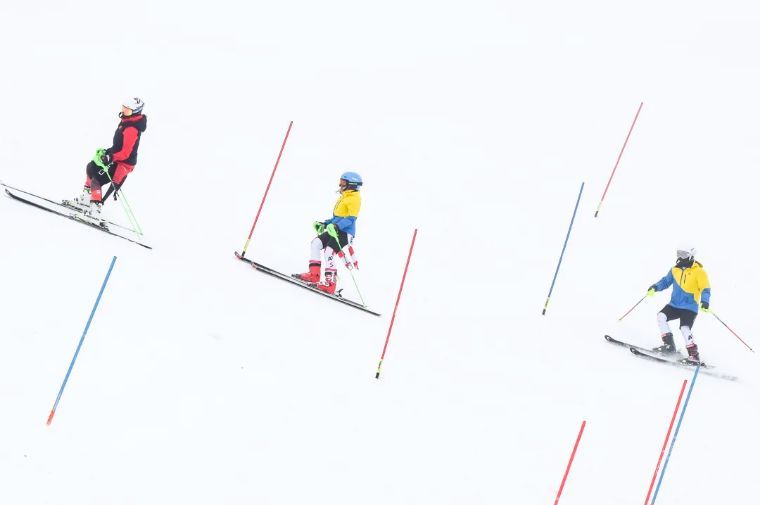 ↑为备战2022年北京冬奥会，选拔优秀队员，中国国家高山滑雪集训队自2018年底起陆续在欧洲阿尔卑斯山区多个雪地训练基地内开展训练和比赛。这是在奥地利蒂罗尔州一处雪场内，集训队队员们在进行热身训练（2019年4月5日摄）。新华社记者 郭晨 摄