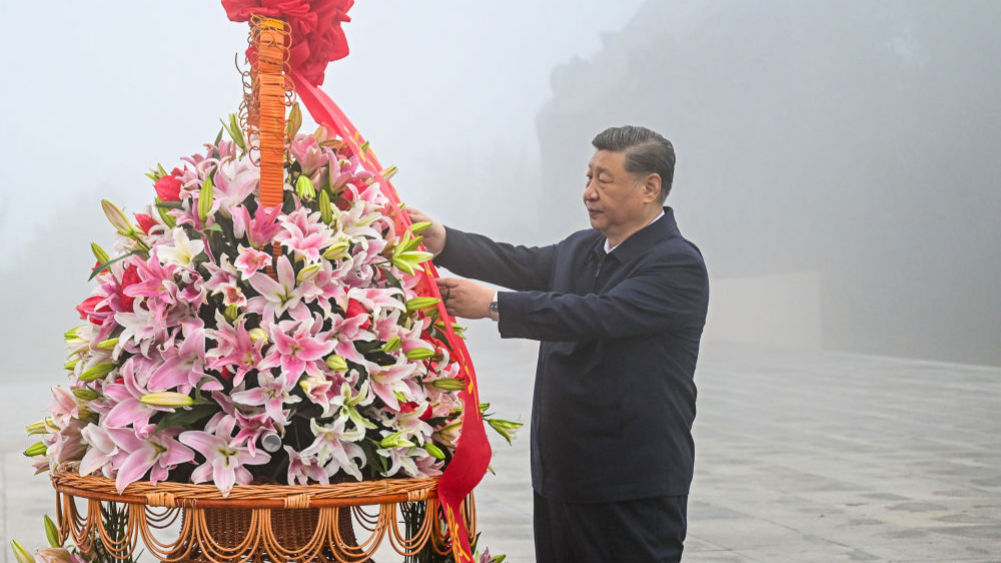 镜观·领航丨深情致敬英雄 擎举民族精神