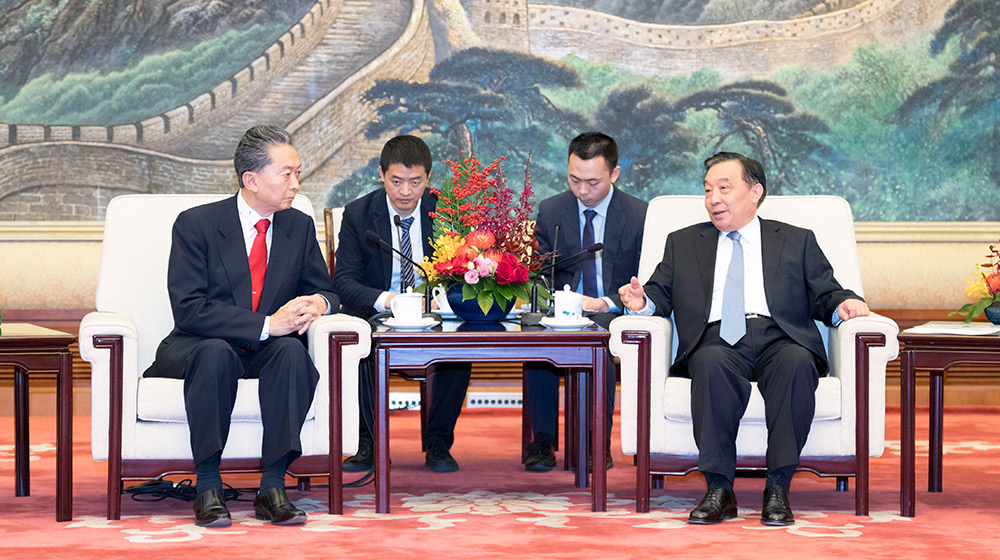 王晨会见日本前首相鸠山由纪夫