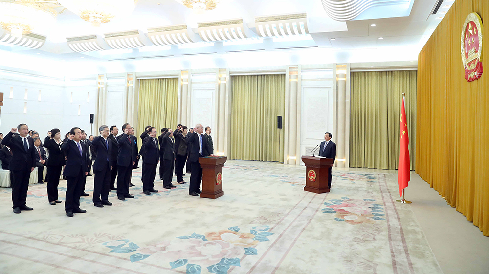 全国人大常委会举行宪法宣誓仪式