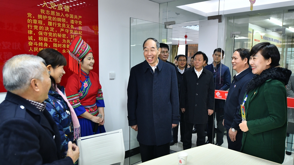 尤权率中央代表团三分团在梧州看望慰问各族各界干部群众