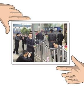 述评：官员扫大街为何招致反感？