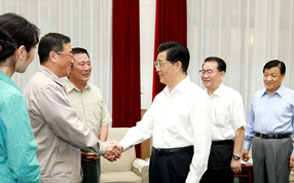 胡锦涛等观看话剧《郭明义》