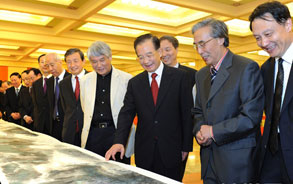 温家宝观赏《新富春山居图》