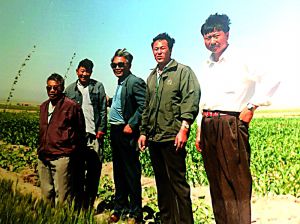 苏和担任纪委书记时下乡调研工作时的留影