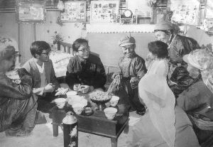 苏和担任旗长时慰问牧民