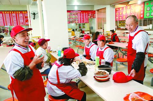 七保洁员坚持五个月吃学生剩饭倡导节约 学校推出半份饭菜