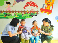 党员爱心服务队关爱聋哑儿童