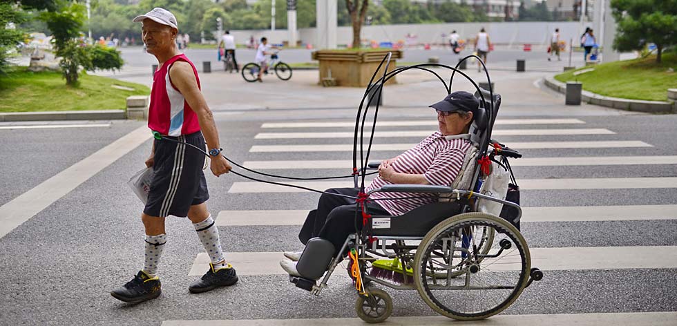 “纤夫爷爷”：拖着轮椅陪你变老