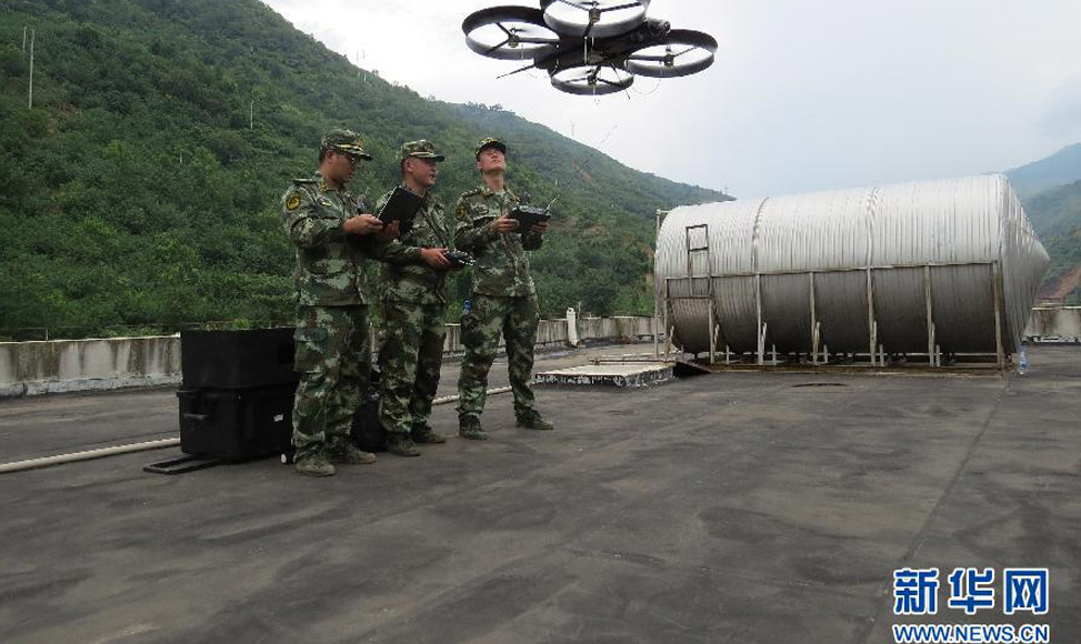 8月4日，先遣救援队队员在操作四旋翼无人机。