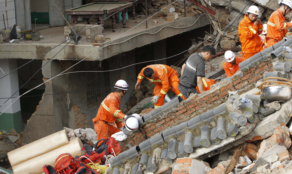 8月5日，救援人员在云南省鲁甸县龙头山镇进行救援。