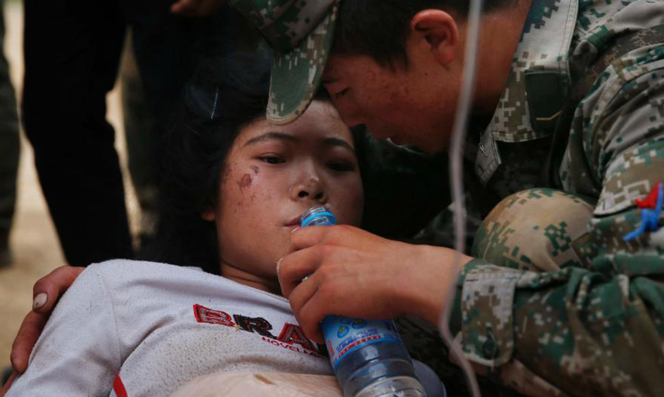 解放军为受伤女孩喂水