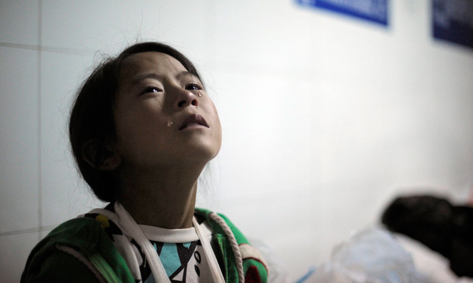 哥哥被埋废墟，妹妹刨断手指