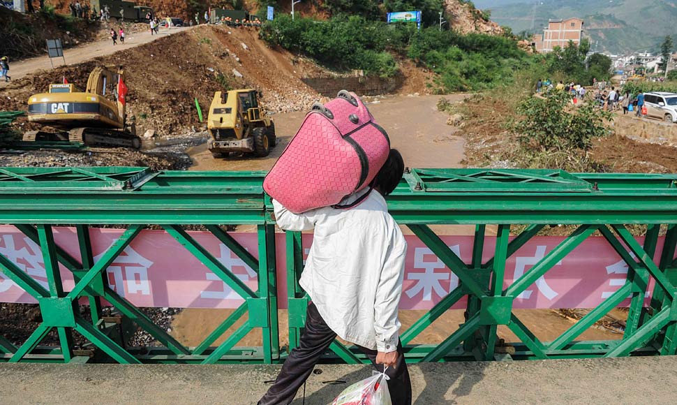 通往震中龙头山镇的道路终于打通