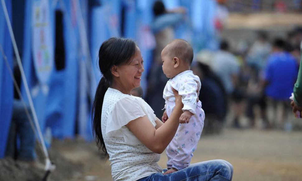 镜头实拍废墟中的温情&mdash;&mdash;母爱