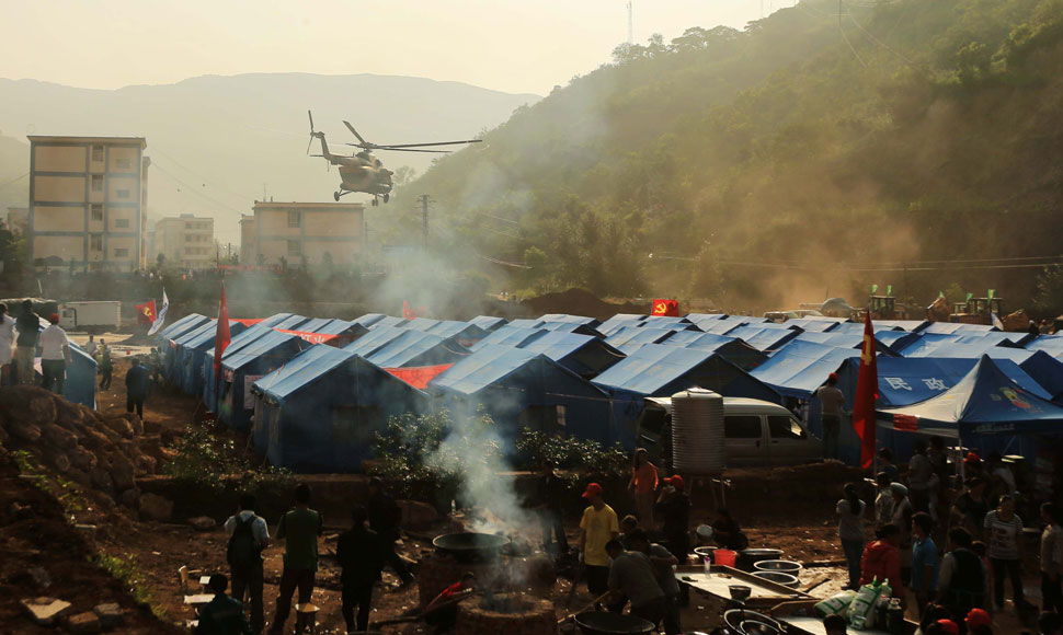 震中安置点升起袅袅炊烟