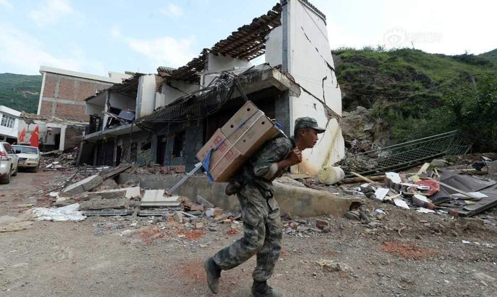 部队挺进救援盲区