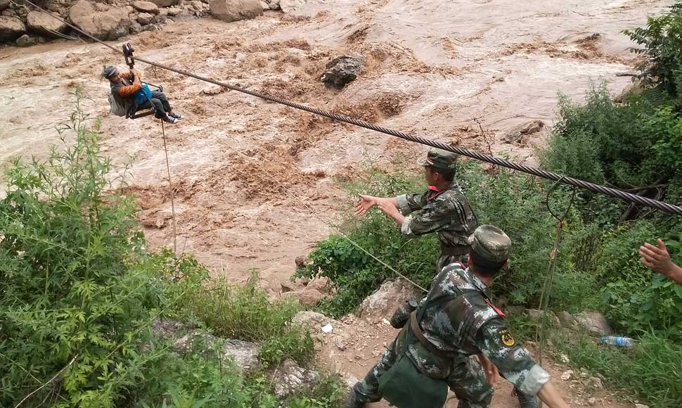 地震灾区救援现场直击：使用溜索转移受困群众