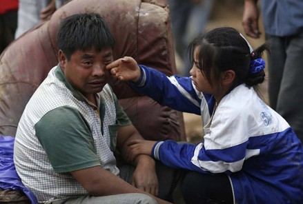 亲人离散 女儿为父亲拭去泪水