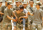 救援人员在震中鲁甸县龙头山镇转移伤员