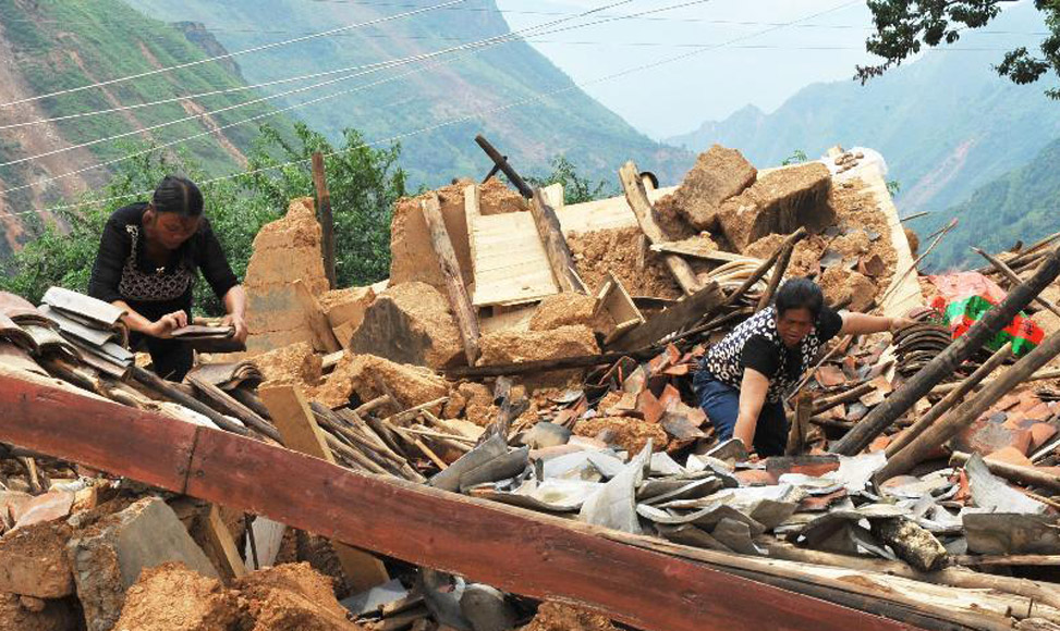 受灾村寨村民自救清理废墟