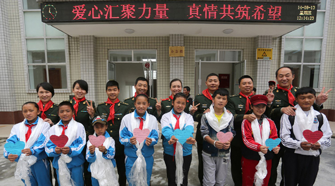 西藏聂拉木边检站用心关爱困难儿童