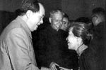 1956年 毛泽东和妇产科专家林巧稚握手