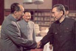 1974年 毛泽东和周恩来亲切握手