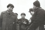1953年 毛泽东在武汉与小商贩交谈