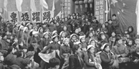 1953年12月，北京市西单区群众打腰鼓，扭秧歌，庆祝普选