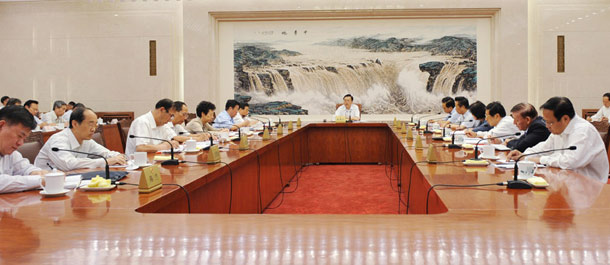 张德江主持十二届全国人大常委会委员长会议并讲话