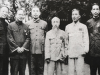 全国政协一届一次会议期间，周恩来与民盟部分代表合影