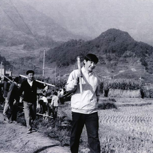 "人民群众是我们力量的源泉"--记中共中央总书记习近平