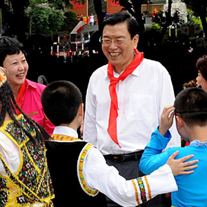 "心里要时刻装着老百姓"--记中共中央政治局常委张德江