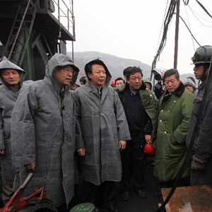 "心里要时刻装着老百姓"--记中共中央政治局常委张德江