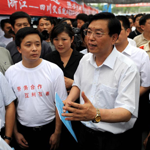 "心里要时刻装着老百姓"--记中共中央政治局常委张德江