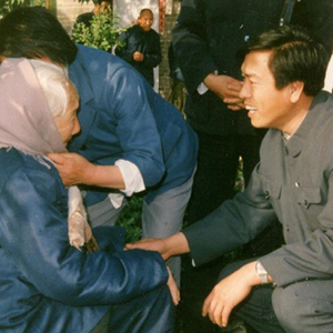 "心里要时刻装着老百姓"--记中共中央政治局常委张德江