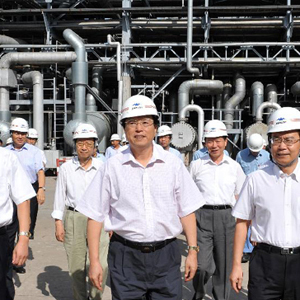 "心里要时刻装着老百姓"--记中共中央政治局常委张德江