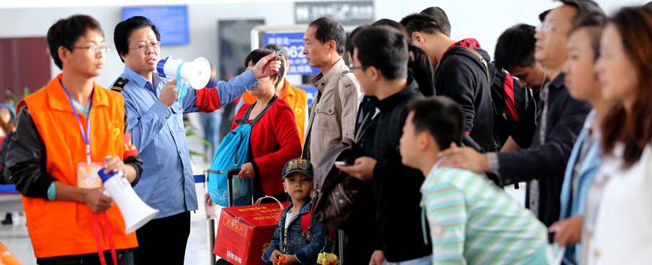 各地迎来国庆长假返程高峰