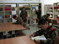 高原战士勤读书