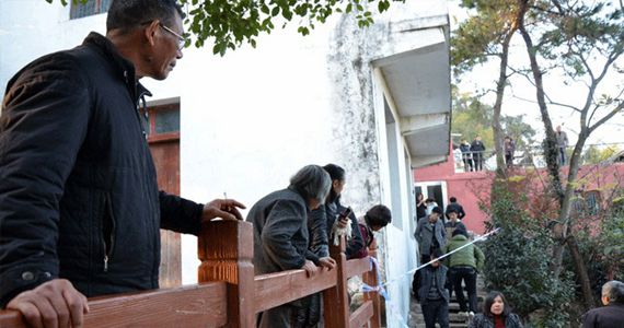 命案现场似"景区" 遭上千人强行"参观"