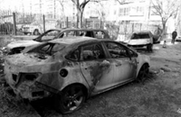 垃圾堆起火4辆车被烧成空壳