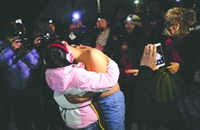 男子雪地中半裸求婚