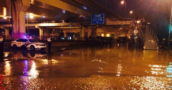 上海一路口疑因水管爆裂发大水 道路变成河