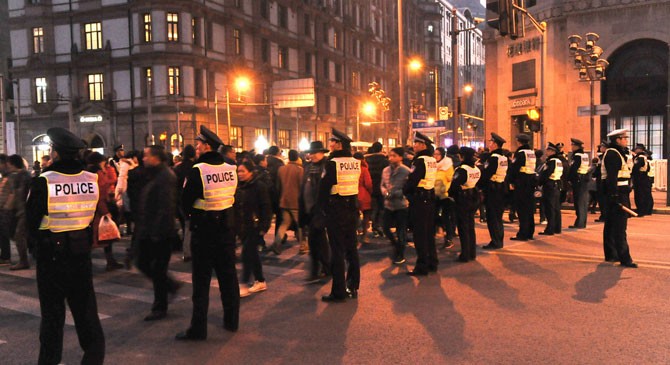 上海外滩南京东路口民警搭人墙