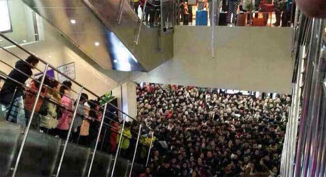 延安一商场送礼品 市民争抢被挤哭