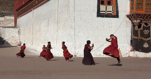 西藏僧人练习“跳神” 为迎接藏历新年做准备